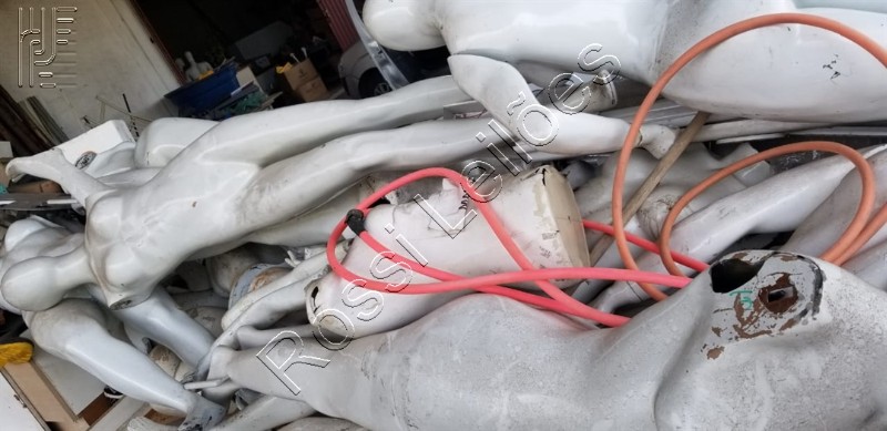 Lote de manequins de fibra com avarias.