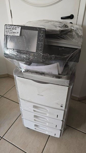Impressora Multifuncional Ricoh MP 5210. Unidade de chão com rodízios (com bandejas adicionais). Não funciona