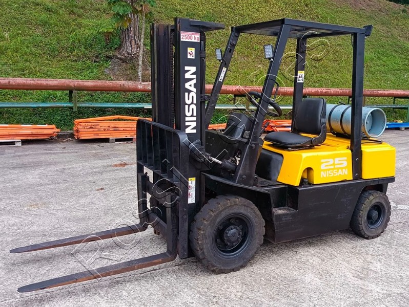 [ VÍDEO ] EMPILHADEIRA NISSAN MOD. PJ02A25U ANO 1999 -CAP: 2.500 KGS DUPLEX 3 ,00MTS - GLP - NO ESTADO