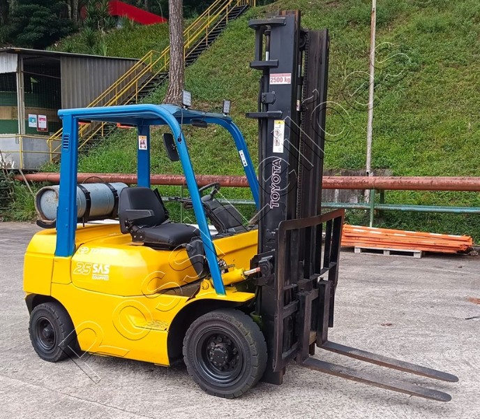 [ VÍDEO ] EMPILHADEIRA TOYOTA MOD. 7FG25 ANO 1998  - CAP: 2.500 KGS DUPLEX 4,00MTS - GLP - NO ESTADO