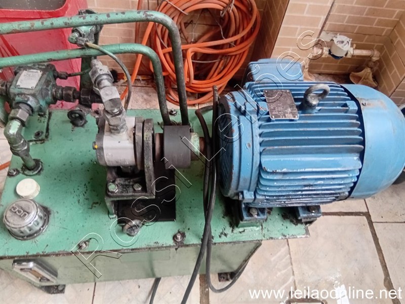 01 UN. UNIDADE HIDRÁULICA COM MOTOR WEG 10 CV - NO ESTADO