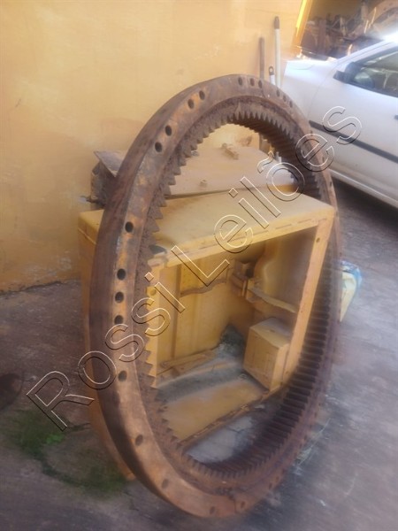 LOTE - ENGRENAGEM DE GIRO, 01 TANQUE HIDRÁULICO E 01 CAIXA DE FERRAMENTAS DA ESCAVADEIRA CAT, 320D - NO ESTADO