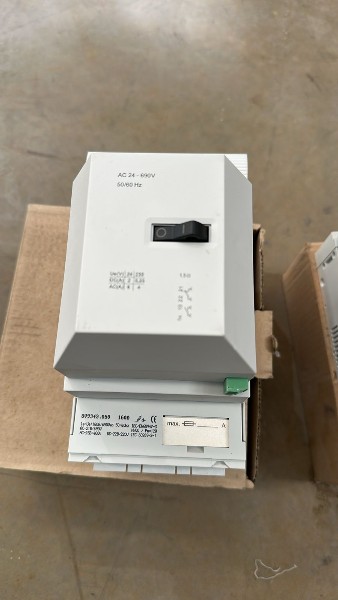Lote com: 272 Seccionadores sob carga para fusíveis NH RITTAL com controle eletromecânico de fusíveis, modelo SV 9343050. Para sistemas de barramento de 60 m.