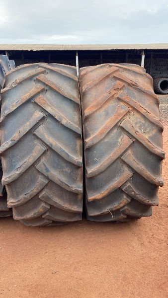 Lote com: 02 PNEUS AGRICOLA CONSERTADO 650/60R38 TELLEBORG
