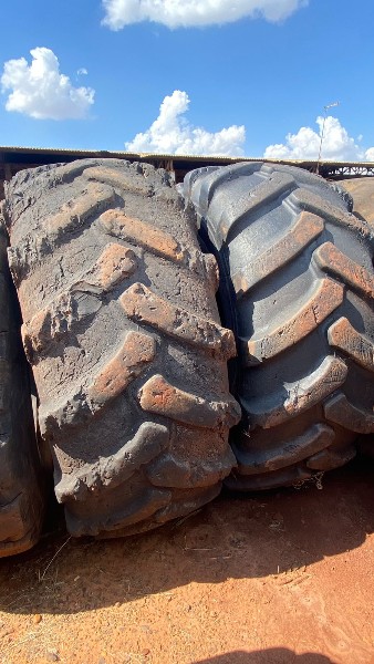 Lote com: 02 PNEUS AGRICOLA CONSERTADO 710/70R-34