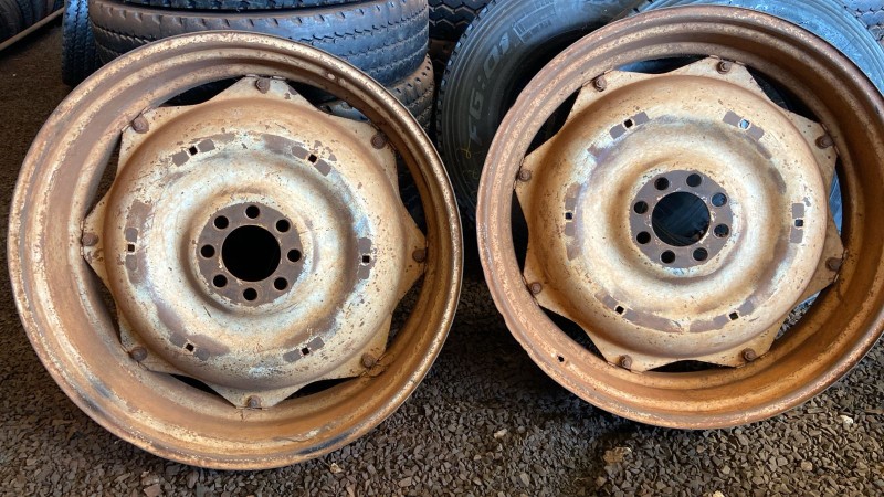 Lote com: CASAL DE RODAS ARO 38 PARA TRATORES FORD