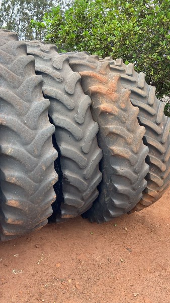 Lote com: 04 PNEUS AGRICOLAS CONSERTADO 380/90R-46