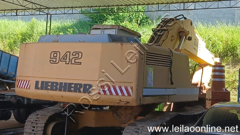 ESCAVADEIRA-LIEBHERR MOD. 942 ANO 1997