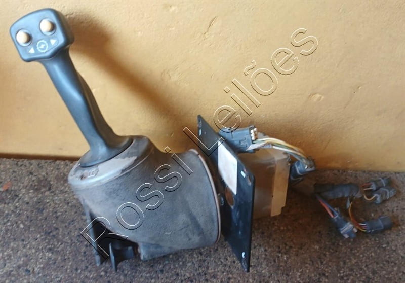 Foto de JOYSTICK TRATOR DE ESTEIRA MOD. D6N - NO ESTADO