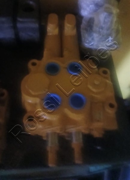 Foto de COMANDO HIDRÁULICO-PÁ CARREGADEIRA MICHIGAN MOD. 55C - NO ESTADO