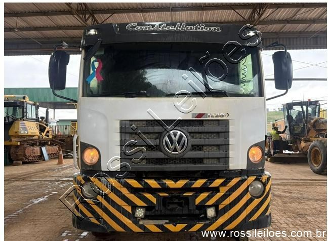VOLKSWAGEN 17.280 CONSTELLATION - COMBOIO ABAST LUBRIF 8000L -  GASCOM.  FROTA:  214051  Trucado, Autom.  ANO/MOD:  2014 PLACA, FINAL:  46 NO ESTADO, OBS.: ANEXO