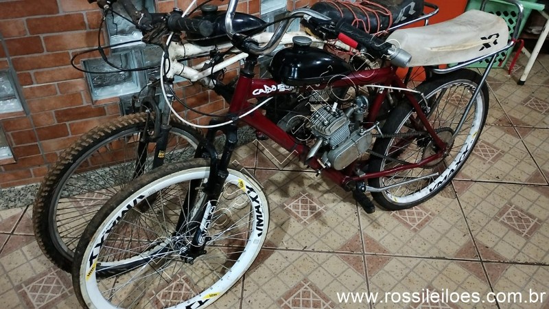 Lote contendo 02 bicicletas c/ motores a gasolina. Conforme fotos. (B01)