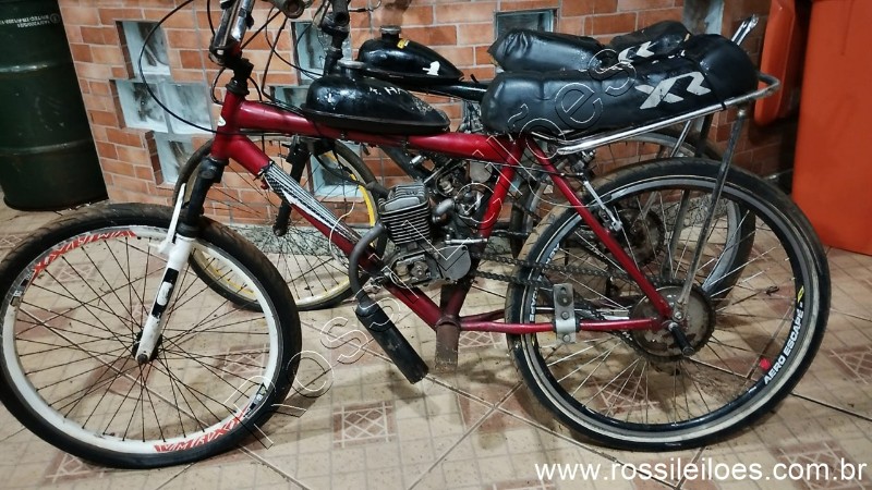 Lote contendo 02 bicicletas c/ motores a gasolina (B08)