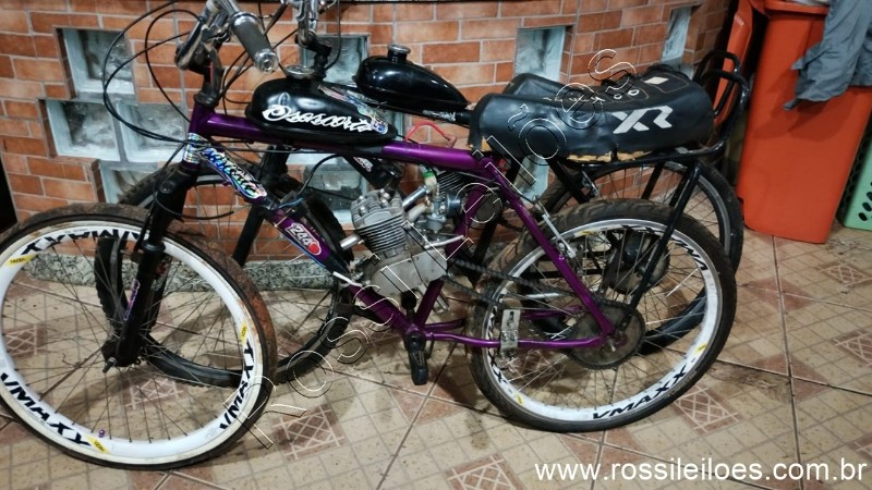 Lote contendo 02 bicicletas c/ motores a gasolina (B04)