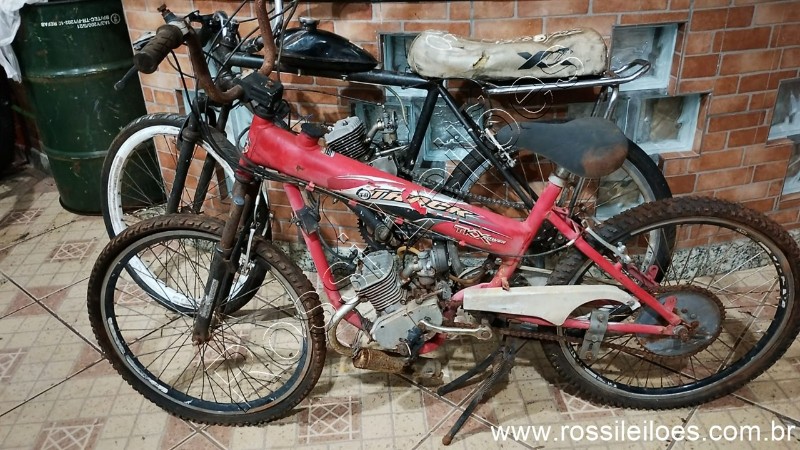 Lote contendo 01 Ciclomotor e 01 bicicleta, c/ motores a gasolina, (B09)