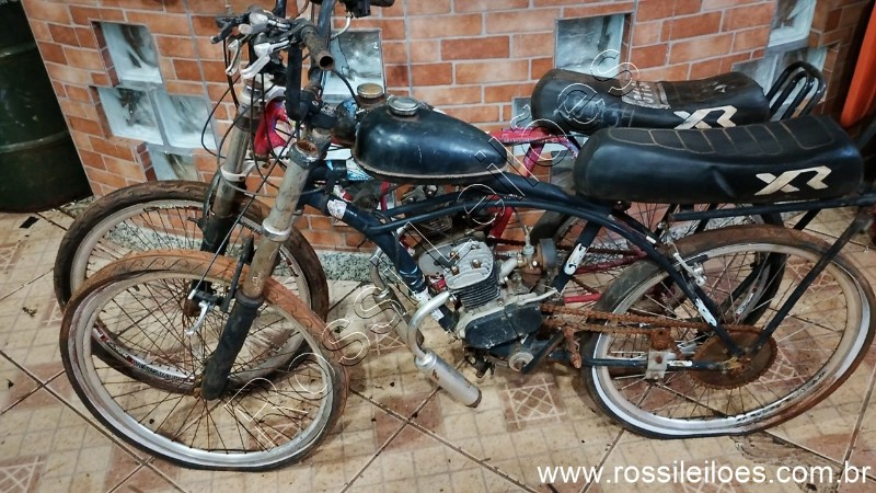 Lote contendo 02 bicicletas c/ motores a gasolina, (B14)