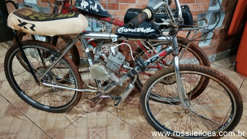 Lote contendo 02 bicicletas c/ motores a gasolina, (B15)