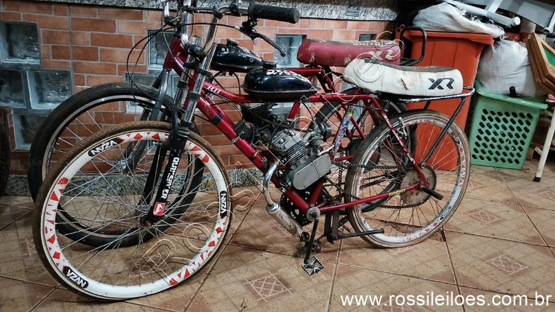 Lote contendo 02 bicicletas c/ motores a gasolina, (B20)