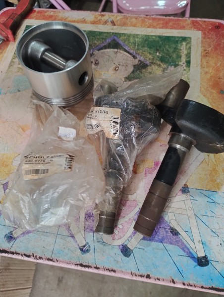 Lote com: 02 peças virabrequim 830.0778 - 01 pistão