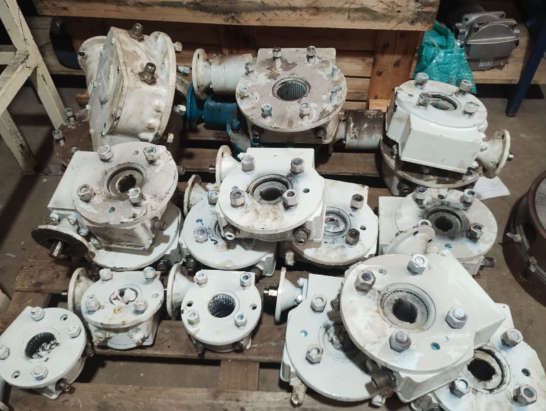 Lote de redutores - várias medidas - Aprox. 500kg.