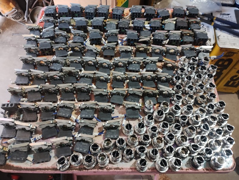 Lote com: aproximadamente 100 peças de botão de comando metálico - Schneider, siemens, telemecanique