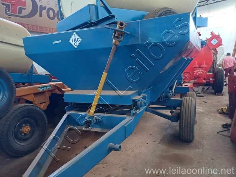 Distribuidor de calcário 5500 kg IAC. Esteira dupla. Aprox. 80 cm rodado tanden, cor azul