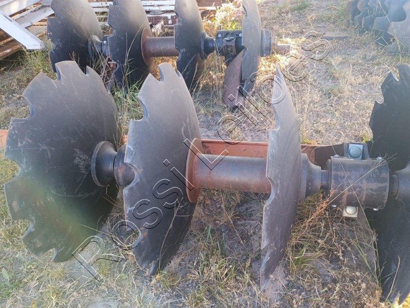 LOTE DE PEÇAS / CAMPONENTES AGRÍCOLA - 14 discos Baldan — 42” x 12 mm x 2.1/2”; 8 mancais Tatu — 2.1/2 x 504 mm; 2 eixos — 2.1/2 x 2 metros; 4 porcas sextavadas — 2.1/2