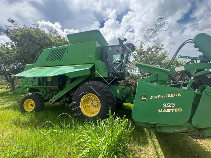 COLHEITADEIRA JOHN DEERE MOD. 1550 HYDRO ANO 2004 / PLATAFORMA 23 PÉS - FUNCIONANDO (TRABALHANDO)
