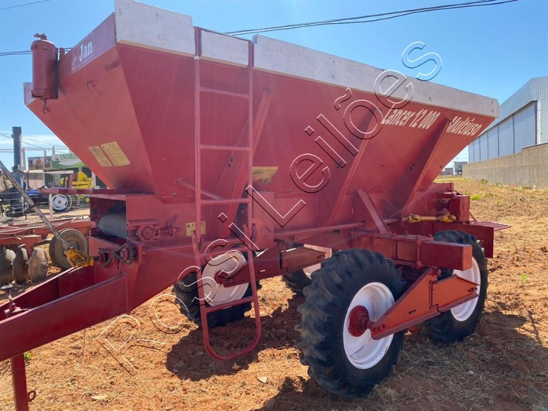 DISTRIBUIDOR DE CALCÁRIO JAN MOD. LANCE MULTI USO 12.000T. TRABALHANDO