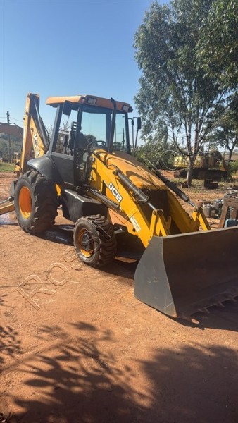 RETROESCAVADEIRA JCB ANO 2012 - TRAÇADA  NO ESTADO