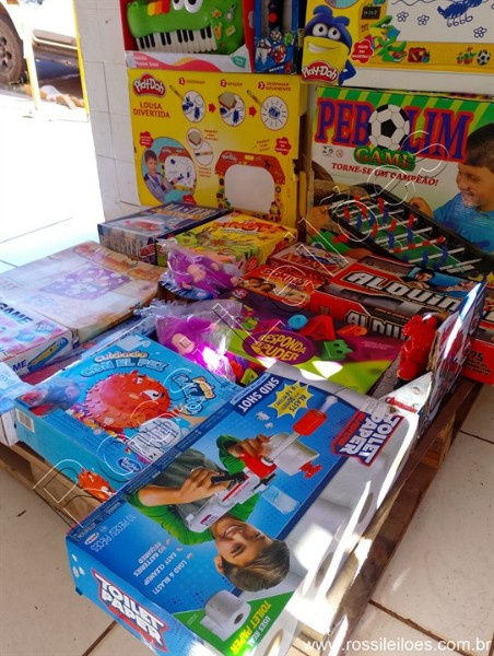 Lote contendo 19 Brinquedos,  diversas marcas e modelos conforme fotos. (L11) Itens devidamente ENCAIXOTADOS para retirada ou eventual envio.