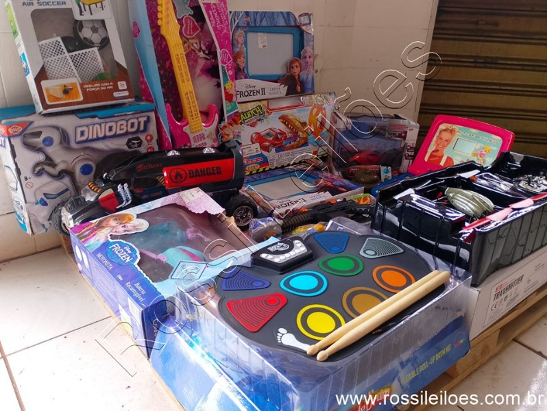 Lote contendo 25 Brinquedos,  diversas marcas e modelos conforme fotos. (L07) Itens devidamente ENCAIXOTADOS para retirada ou eventual envio.