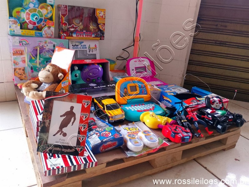 Lote contendo 35 Brinquedos,  diversas marcas e modelos conforme fotos. (L05) Itens devidamente ENCAIXOTADOS para retirada ou eventual envio.