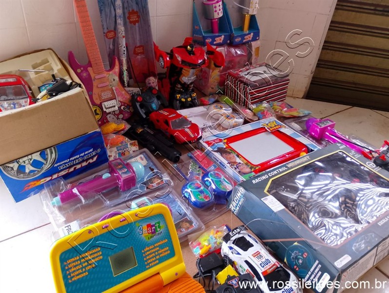 Lote contendo 30 Brinquedos,  diversas marcas e modelos conforme fotos. (L10) Itens devidamente ENCAIXOTADOS para retirada ou eventual envio.