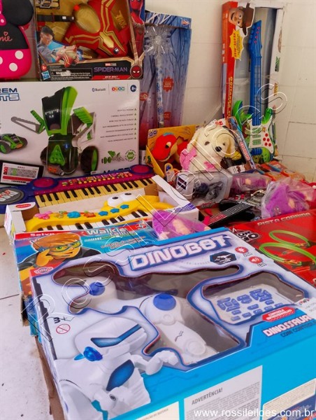 Lote contendo 24 Brinquedos,  diversas marcas e modelos conforme fotos. (L12) Itens devidamente ENCAIXOTADOS para retirada ou eventual envio.