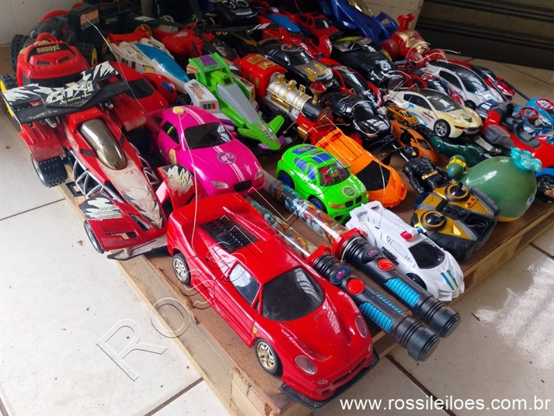 Lote contendo 46 Brinquedos,  diversas marcas e modelos conforme fotos. (L16) Itens devidamente ENCAIXOTADOS para retirada ou eventual envio.
