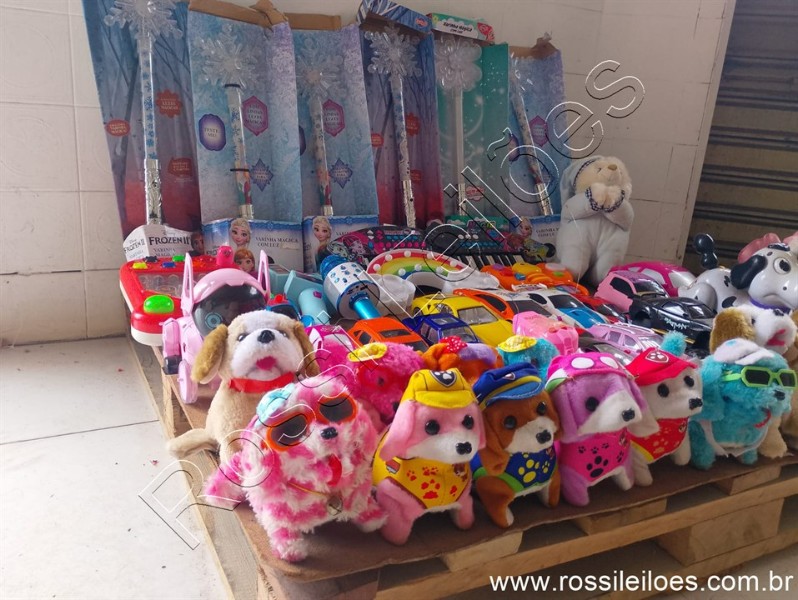 Lote contendo 45 Brinquedos,  diversas marcas e modelos conforme fotos. (L17) Itens devidamente ENCAIXOTADOS para retirada ou eventual envio.