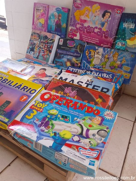 Lote contendo 22 unidades, sendo: Jogos, quebra-cabeças e outros. Diversas marcas modelos. Sem conferência, conforme fotos. (L18) Itens devidamente ENCAIXOTADOS para retirada ou eventual envio.