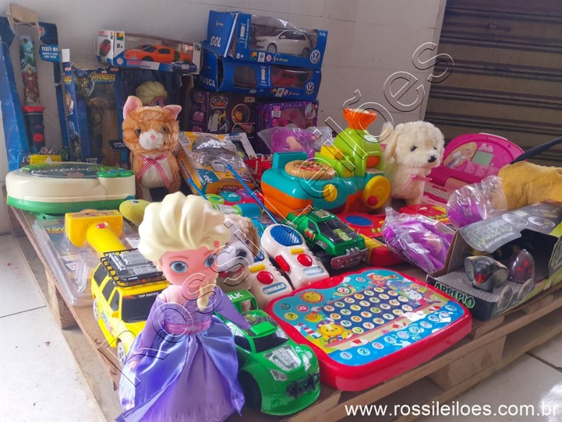 Lote contendo 39 Brinquedos,  diversas marcas e modelos conforme fotos. (L20). Itens devidamente ENCAIXOTADOS para retirada ou eventual envio.
