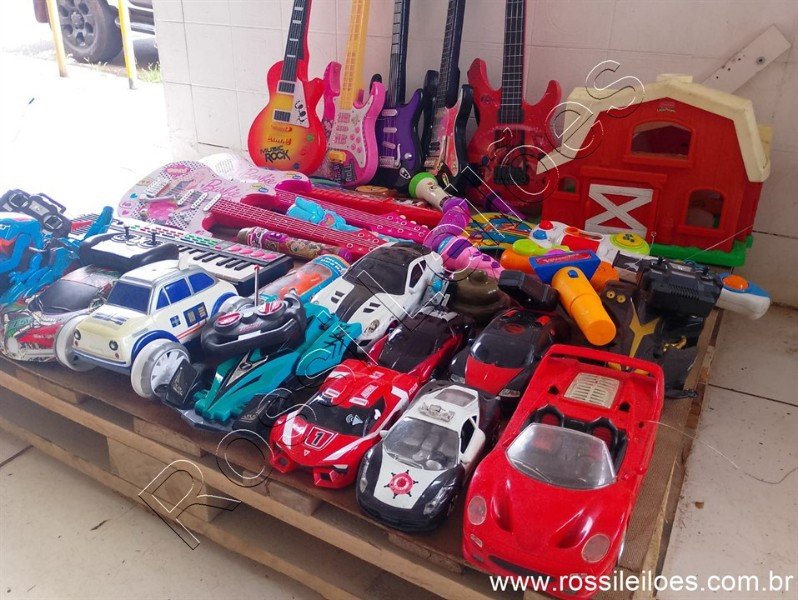 Lote contendo 38 Brinquedos,  diversas marcas e modelos conforme fotos. (L23) Itens devidamente ENCAIXOTADOS para retirada ou eventual envio.