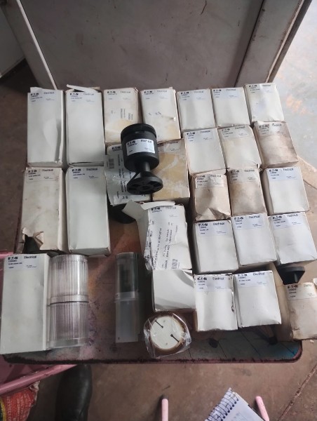 Lote com: 26 peças de material Eaton