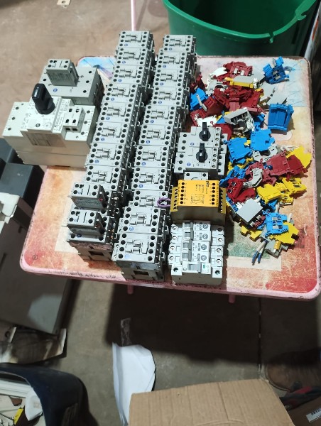 Lote Allen Bradley contatores