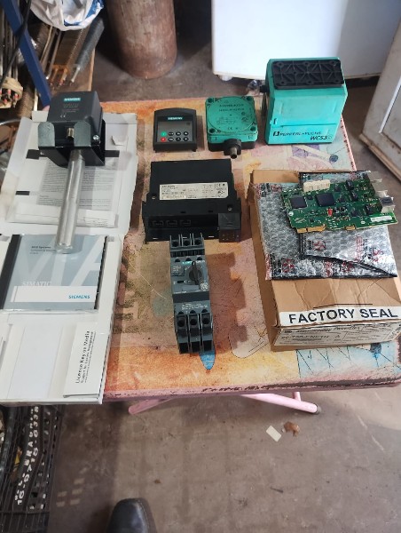 Lote de material elétrico