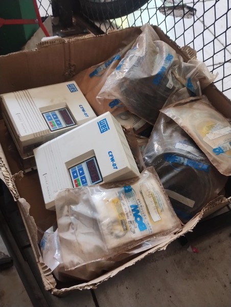 Lote com: Aproximadamente 540 peças de reparos anéis etc