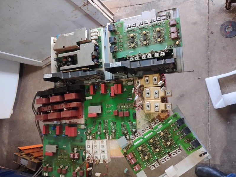 Lote com: módulos, placas, ventoinha, capacitores materiais retirados…