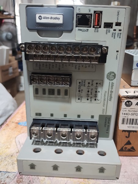 Lote com: 01 peça Allen Bradley Power monitor CAT 1426-M5E e 01 peças Allen…
