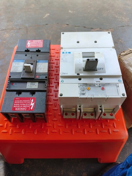 Lote com: 01 disjuntor caixa moldada GE sgha436t0250c e 01 disjuntor caixa…