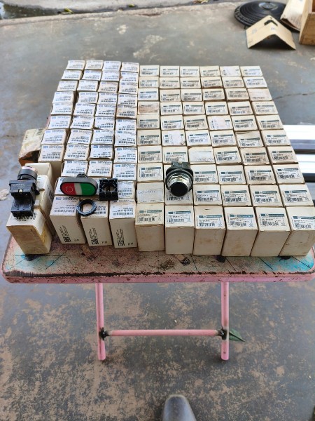 Lote com: 60 peças de botão telemecanique XB3 BA2412