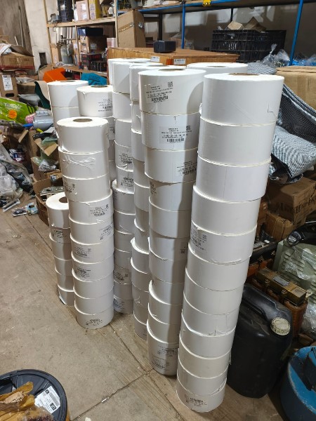 Lote com: Aproximadamente 100 rolos de etiquetas 105x150 couchê com 1300…