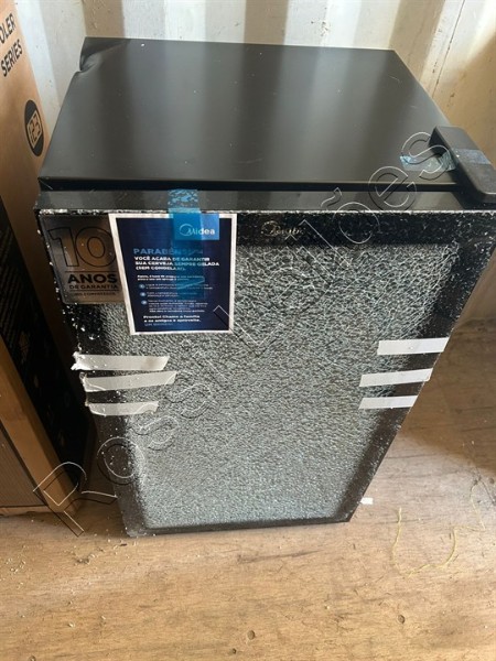 01 Un. Cervejeira Midea 96 Litros Sem Uso Vidro Quebrado Sem Garantia no Estado